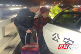 北塔交警：夜巡遇上迷路老人 暖心护送