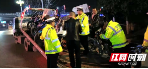 隆回：摩托“车神”半夜飙车扰民，交警重拳整治“炸街”乱象