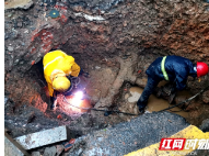 邵阳市自来水公司员工冒雨完成观音新村阀门改造