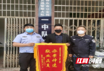 疫情防控一线的暖心警事