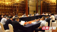 严华主持召开全市疫情防控工作会商会:坚持外防输入内防反弹尽快实现社会面清零见底