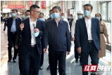 严华到所联系的重点企业调研 帮助解决发展难题