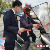 武冈法院三党支部开展“送法进社区”主题党日活动
