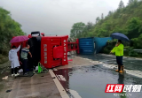 货车高速侧翻“躺平”，这群人冒雨救援抢通