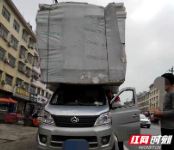 隆回交警查获一辆超高货车违法行为