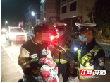 武冈市公安局交警大队开展酒驾夜查行动