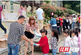 邵阳市城管局驻板桥村工作队开展六一慰问活动