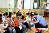 隆回交警“六一”进学校送上“安全大礼包”