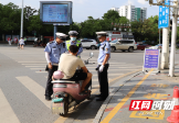 邵阳:“警察蓝”携手“志愿红” 倡导文明出行常态化
