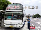 邵阳市交通执法支队查处一起 站外上客违规行为