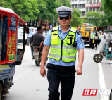隆回交警无惧“烤”验 交警变“焦”警