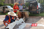 北塔交警：施划停车位 让文明更到“位”