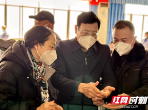 华学健到邵阳经济技术开发区企业食堂与坚守岗位的一线产业工人包饺子、吃年饭