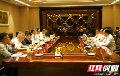 严华与胡建国一行举行工作座谈