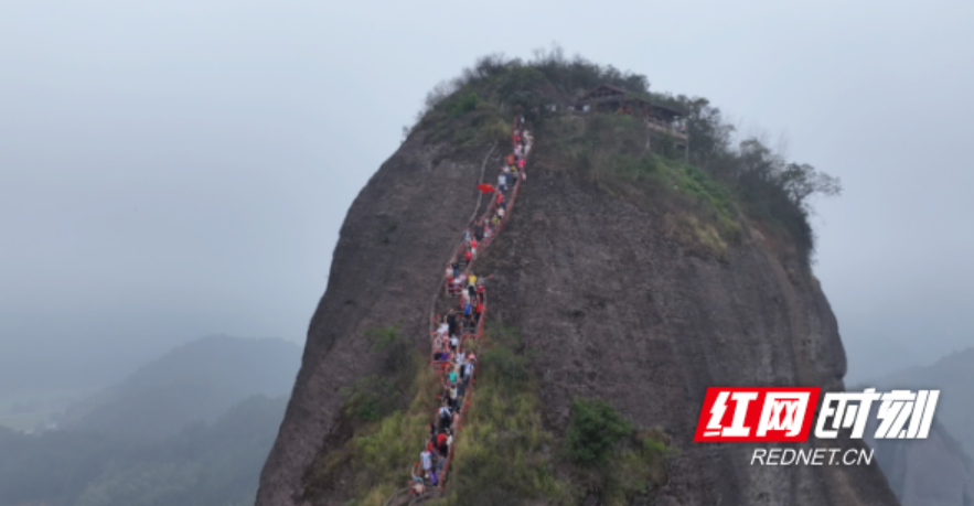 崀山迎来国庆假期旅游高峰