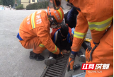 一男孩手部被卡下水道缝隙 绥宁消防紧急施救