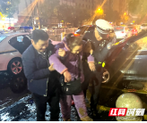 女子雨中骑车不慎摔倒 邵阳县交警暖心救助及时送医