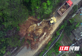 新邵：暴雨导致山体塌方 多部门联合抢修