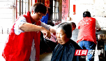 新邵“红马甲”情暖“银发族”