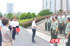 严华华学健“八一”前夕走访慰问驻邵部队官兵、消防救援队伍和军休干部