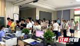 邵阳县公安局：人口与出入境管理大队主动作为 高效应对暑期办证高峰
