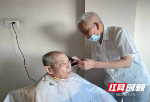 不求回报 新邵九旬老人在志愿路上走了六十年
