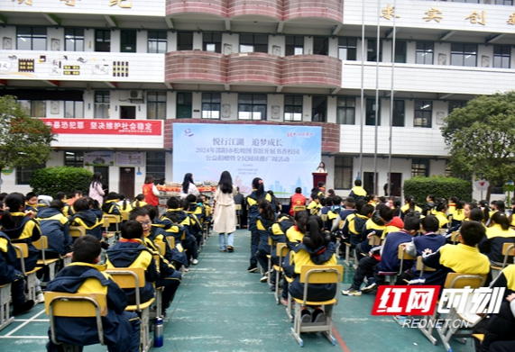 “到群众最需要的地方去”文化志愿服务活动——邵阳市松坡图书馆公益捐赠暨全民阅读进校园活动举行