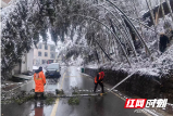 隆回公路：鏖战冰雪保畅通