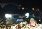 “警”急救“驾” 民辅警雪夜化身“推车侠”