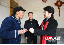 周迎春在市区走访慰问专家人才和困难群众