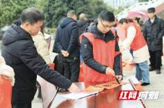 新春走基层丨城步：笔墨迎春庆龙年 义写春联送祝福