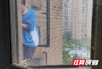 一男孩爬上10楼窗台欲轻生，关键时刻……