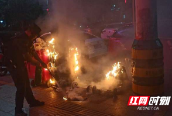 邵阳县公安局：垃圾桶变“火桶”，民警秒变“灭火卫士”