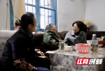 程蓓看望慰问离退休干部、高龄老人、困难职工和劳动模范
