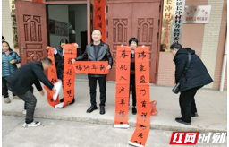 隆回二中：墨香暖寒冬 春联寄深情