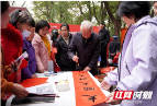 年味浓丨邵阳市松坡图书馆举办迎新春过大年“墨香金蛇，福满家园”送春联活动
