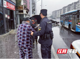 暖心！风雨中的藏蓝守护