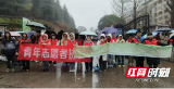 邵阳学院“河小青”雨中逆行护河岸 青春力量擦亮生态底色