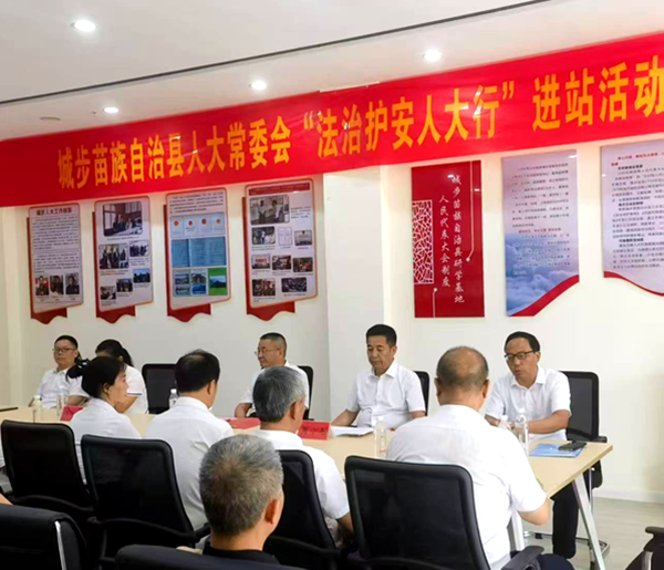 邵阳市人大常委会组织市县两级人大全面启动“法治护安”进站活动(图6)