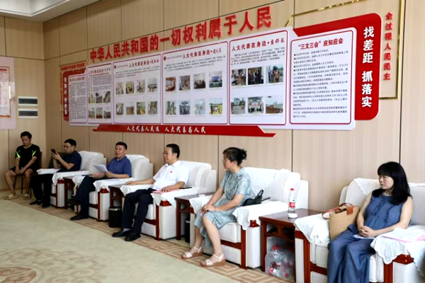 邵阳市人大常委会组织市县两级人大全面启动“法治护安”进站活动(图9)
