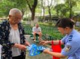 北塔交警情系老年群体 交通安全宣传深入社区市场广场