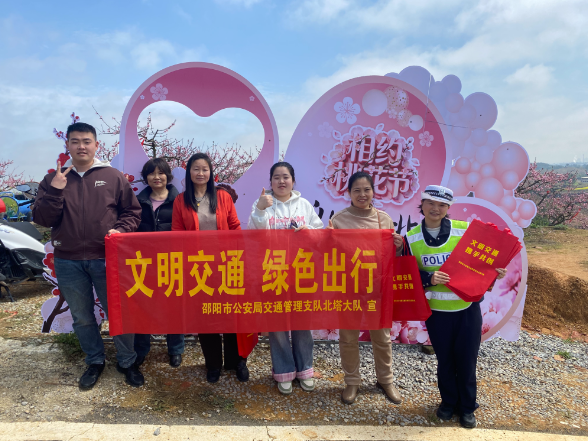 北塔交警：美丽乡村行 平安桃花节