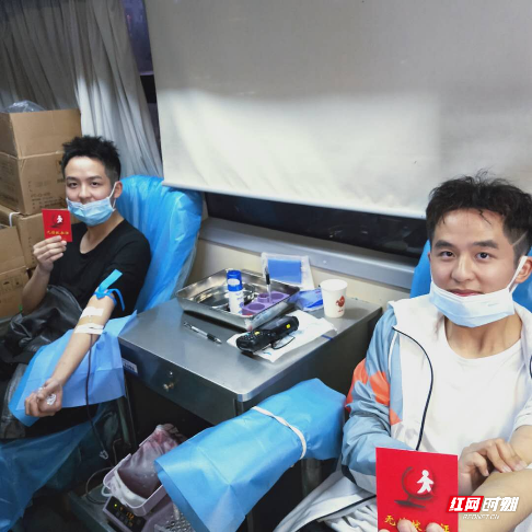 郴州：“00后”双胞胎兄弟齐献血