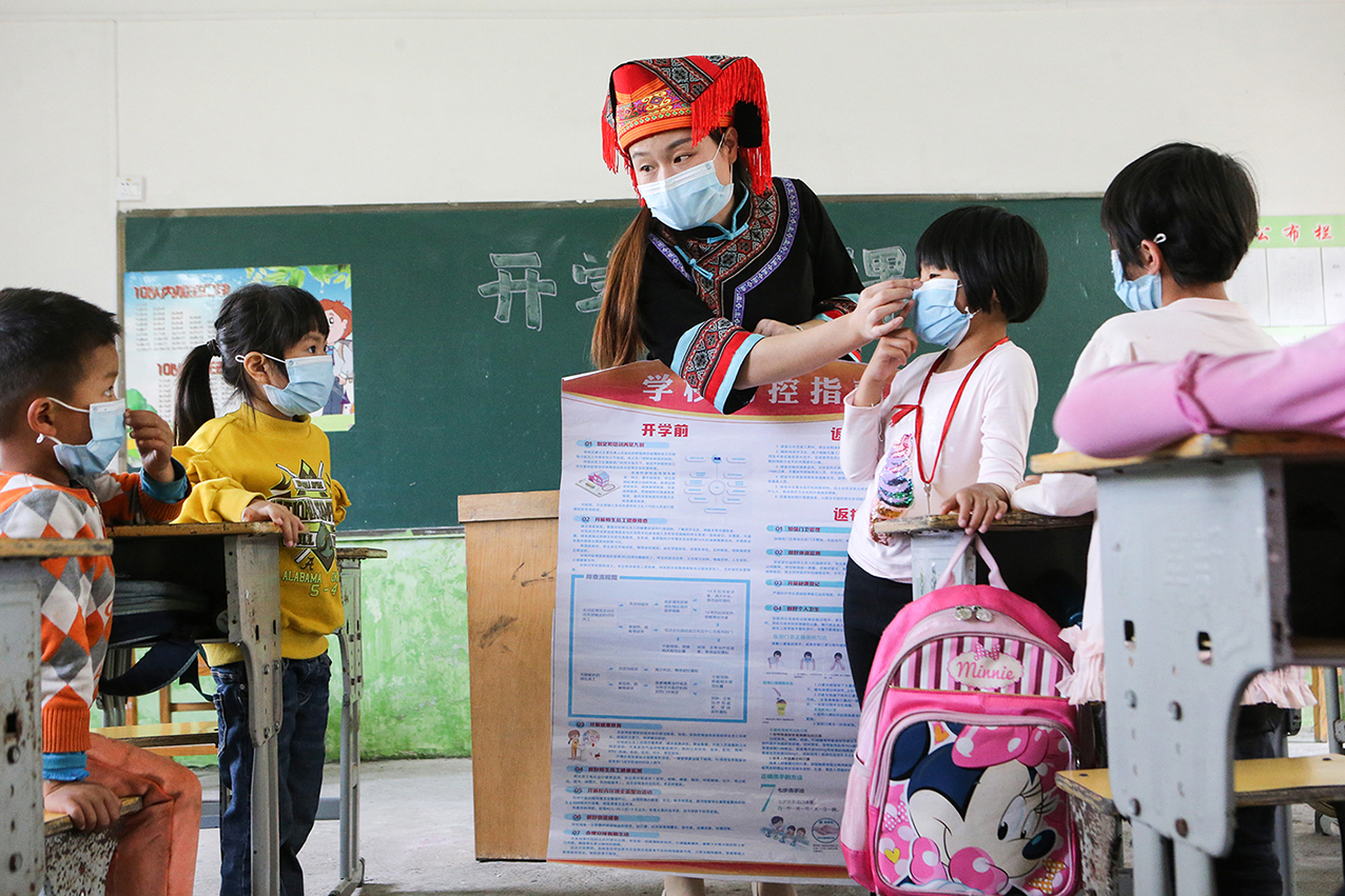 4.在临武县西山瑶族乡中心小学，老师普及防“疫”知识，教学生正确配戴防护口罩。（陈卫平摄）.jpg