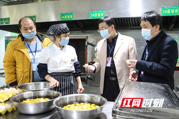 4.在县一中学生食堂，监督人员在询问食材的来源，确保食品安全。（陈卫平摄）_副本.jpg