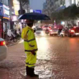 桂东交警雨夜疏导交通