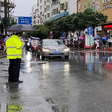 组图｜雨天，带你看看他们在忙什么……