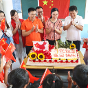  临武民众画图画写祝福做蛋糕为祖国庆生