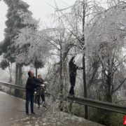 苏仙区五盖山镇：破冰除雪路畅通 为民服务人心暖