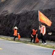 苏仙区飞天山镇： 传承雷锋精神  守护”最美公路“